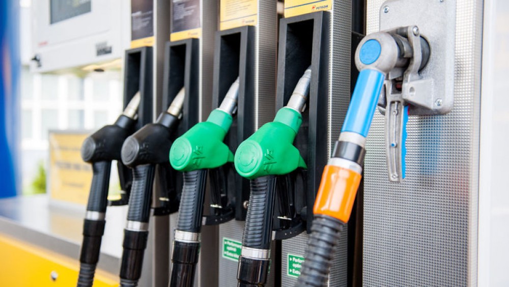 Se scumpește iar benzina. Cât vor costa carburanții azi și mâine